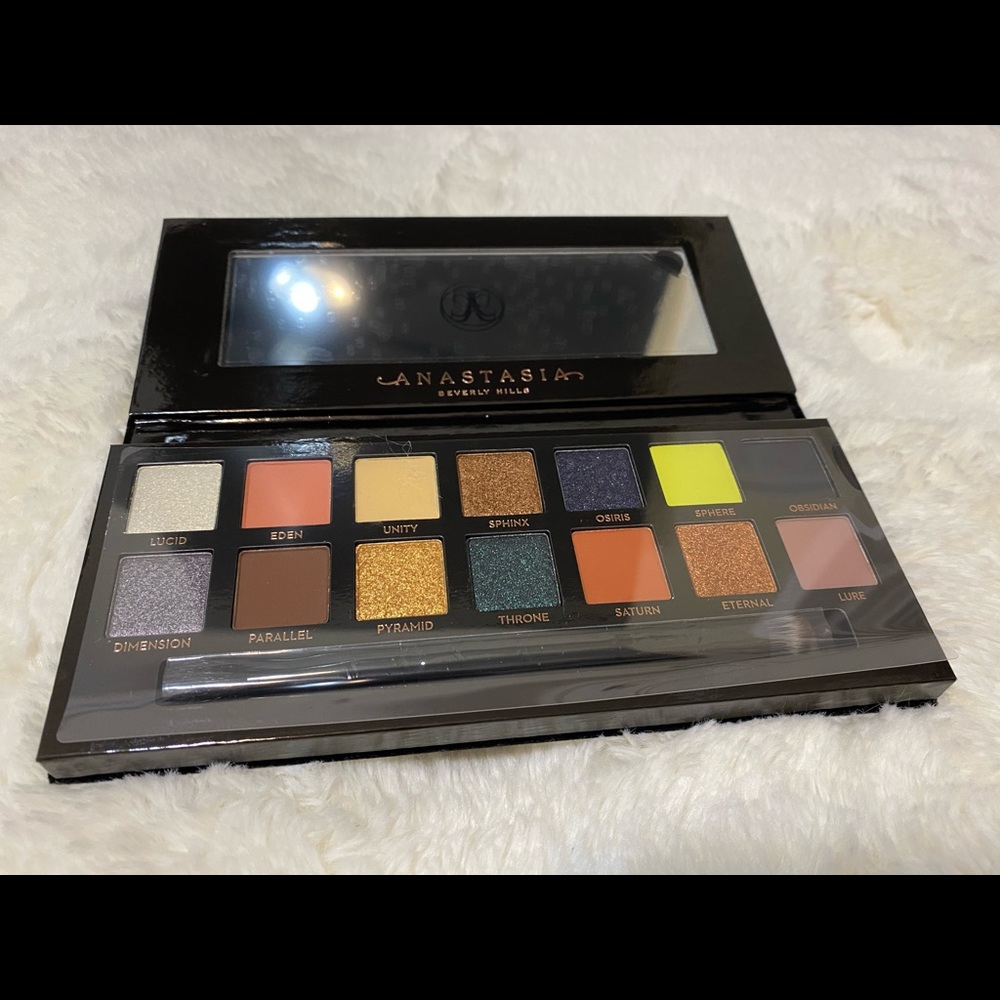 Anastasia Beverly Hills Prism eyeshadow palette